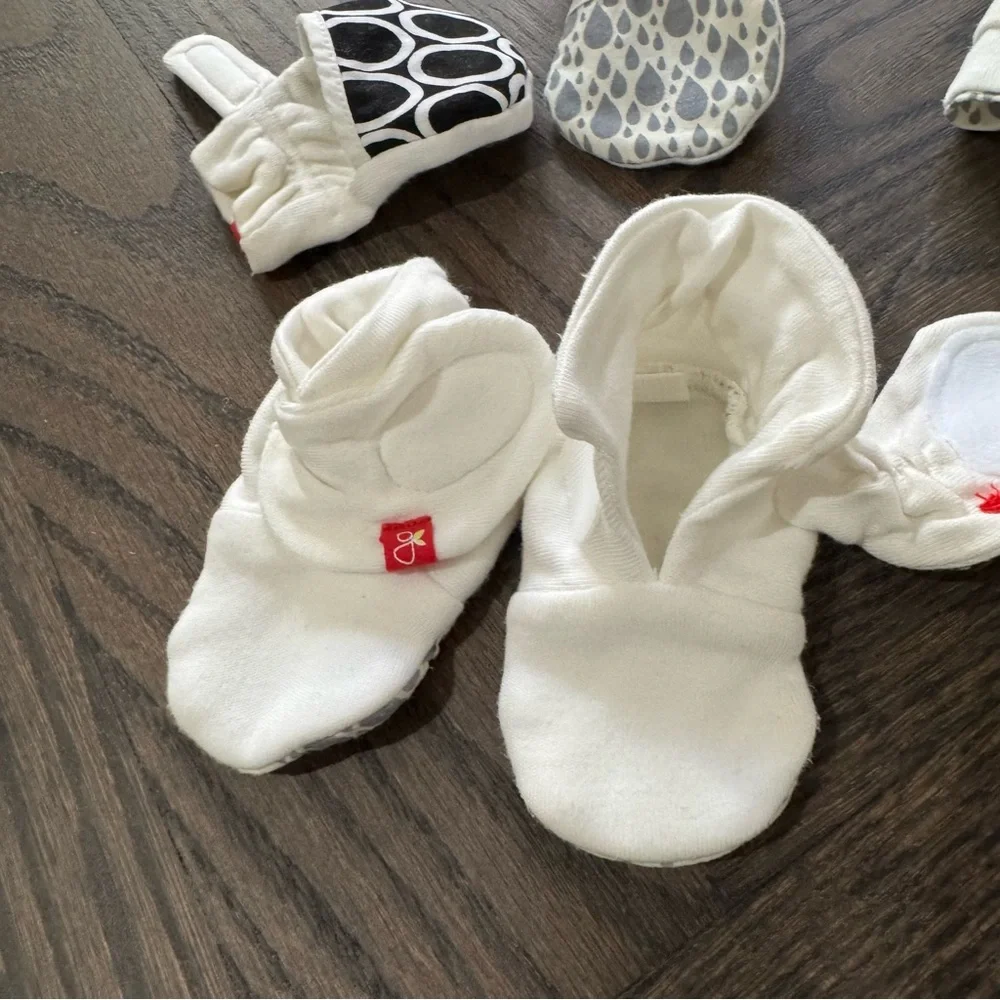 Goumi OS (Baby) White Gray Hat Mittens Booties Set